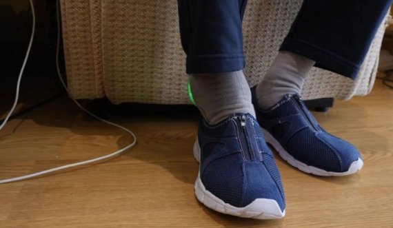 Çorapet e teknologjisë së lartë që thuhet se mund të parandalojnë rrëzimin dhe sëmundjet tek njerëzit me demencë
