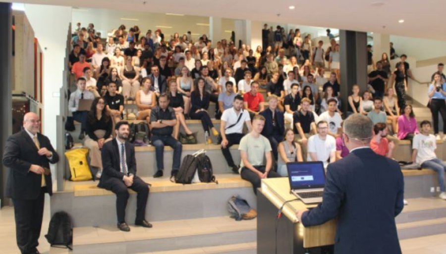 Bislimi iu flet studentëve në Holandë për procesin e ngociatave me Serbinë