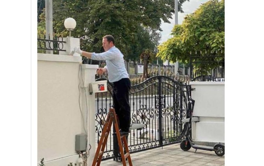 Burri i presidentes Osmani i ngjyros muret e ambasadës në Shkup