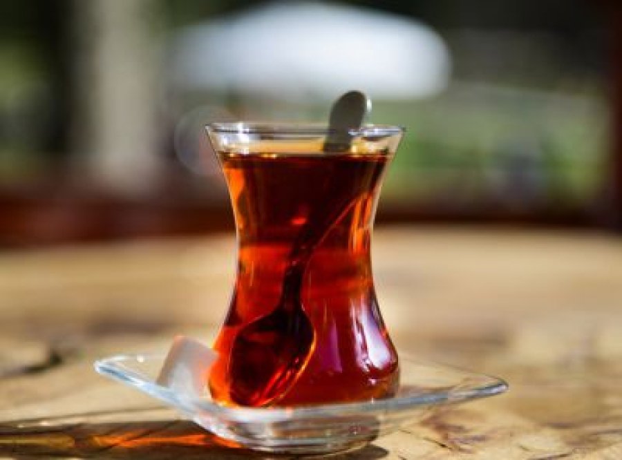 Nëse nuk e keni konsumuar deri më tani, filloni tani: Ja arsyet pse duhet ta pini çajin e zi