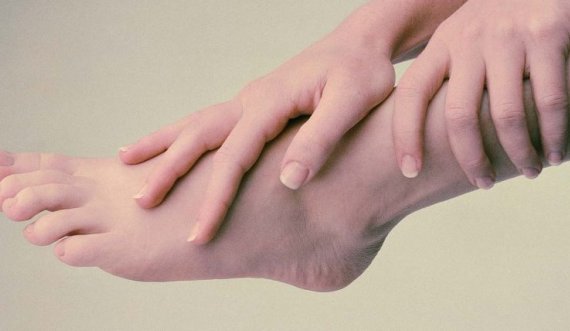 Njihuni me shkaktarët më të shpeshtë të fryrjes së këmbëve