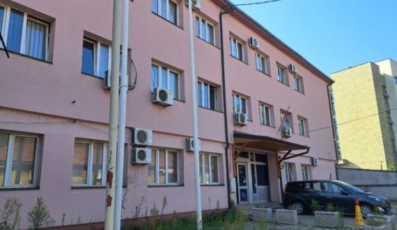 Alarmi i rremë për bombë në ndertesën në Veri ku funksionojnë institucionet serbe, nisin hetimet