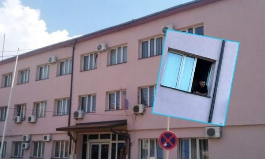 Strukturat ilegale ende në objektin të cilin duhet ta lirojnë sot në Mitrovicën e Veriut