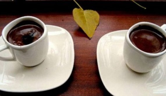 Dy filxhanë kafe para ushtrimeve shtojnë qëndrueshmërinë 