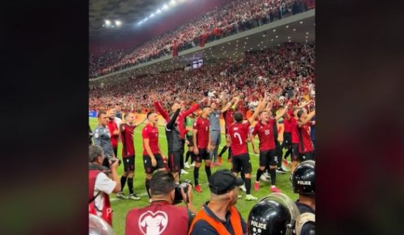 Momente emocionuese kur futbollistët këndojnë bashkë me tifozët këngën për Adem Jasharin (Pamje)