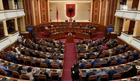 Në nder të policit Afrim Bunjaku/Kuvendi i Shqipërisë mban një minutë heshtje