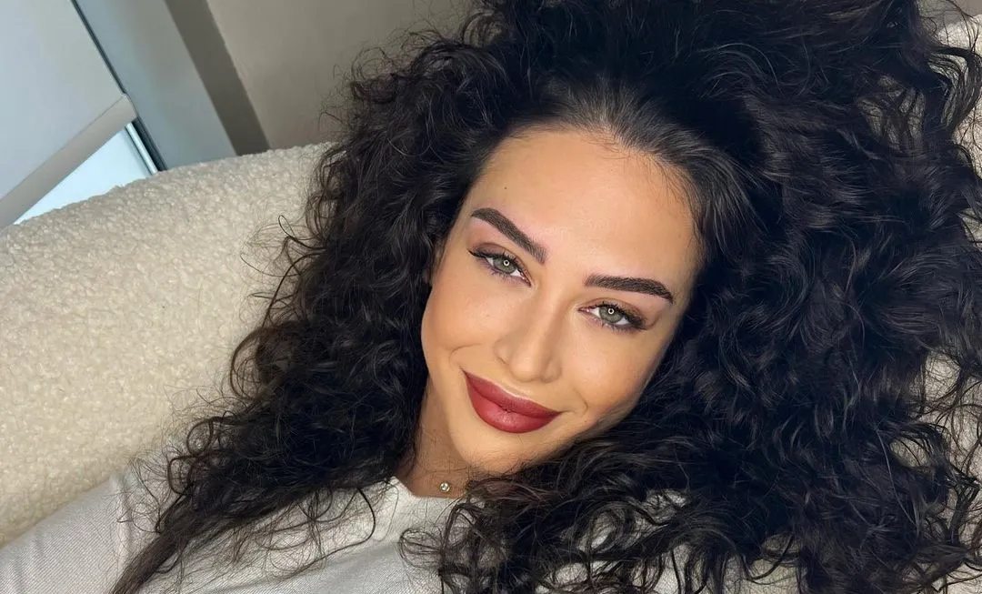 Vivein poston një fotografi nga shtrati, kështu duket pa grim