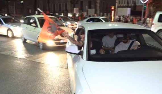 Me këngë partiotike, si u festua në Tiranë pas fitores së kuqezinjve