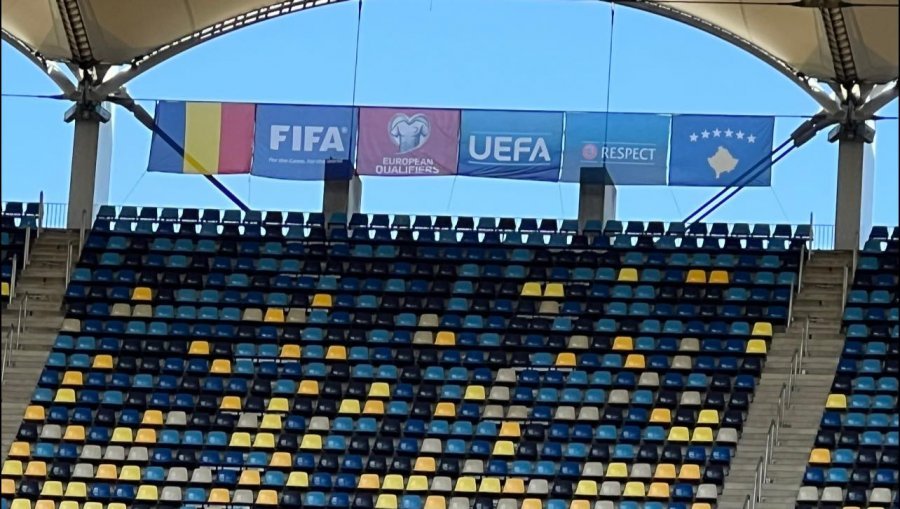 Flamuri i Kosovës valon brenda stadiumit të Rumanisë