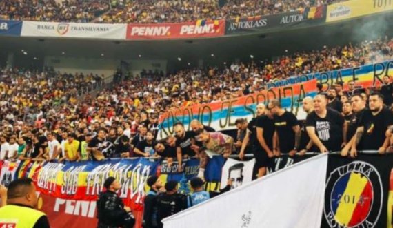 Ja mesazhi i shfaqur nga tifozët rumunë, që u bë shkak për ndërprerjen e ndeshjes