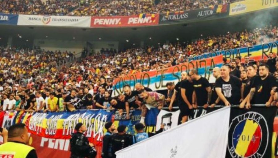 Ja mesazhi i shfaqur nga tifozët rumunë, që u bë shkak për ndërprerjen e ndeshjes