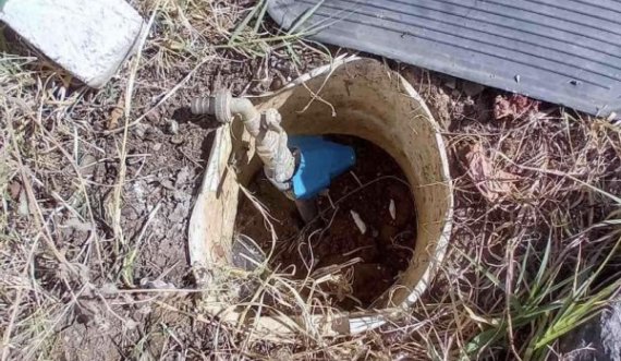 Prishtinë: Vjedhje spektakolare: Fqinji lidhet ilegalisht me gypat e ujit të fqinjit që jeton në Angli