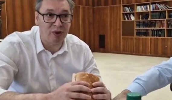 Vuçiq shfaqet duke ngrënë sanduiç