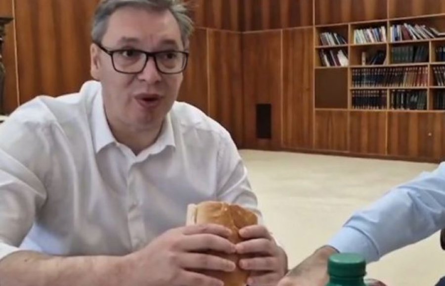 Vuçiq shfaqet duke ngrënë sanduiç