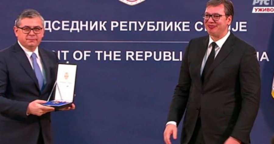 Vuçiq e nderon me mirënjohje shefin e BIA-s për Kosovë