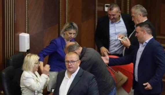 Në Kuvend të pranishëm janë edhe deputetët e Listës Serbe 