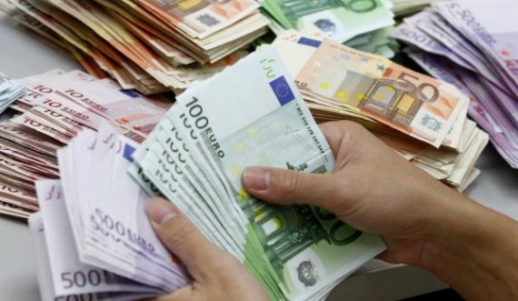 Kosovarët shënojnë rekord në kursime, 5.89 miliardë euro në banka