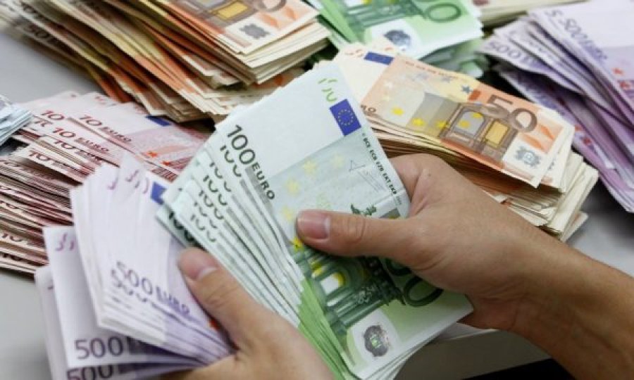 Kosovarët shënojnë rekord në kursime, 5.89 miliardë euro në banka