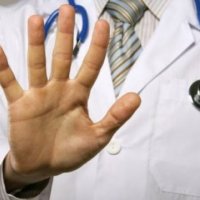 1 muaj arrest shtëpiak i është caktuar mjekut nga Vushtrria 