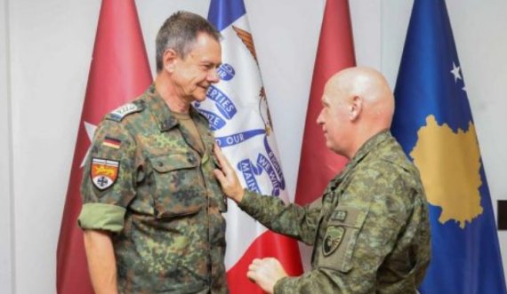 Jashari i jep medalje majorit gjerman në takimin lamtumirës