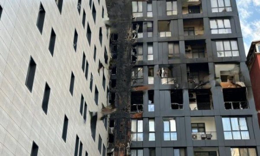 4 apartamente të djegura në pallatin 10-katësh në Tiranë, shkak materiali i fasadës