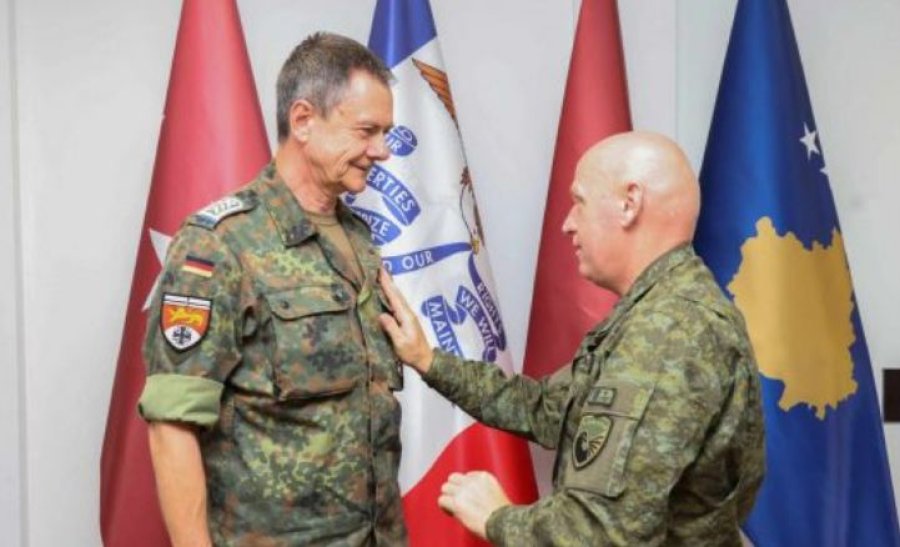Jashari i jep medalje majorit gjerman në takimin lamtumirës