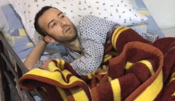 Prej 3 vitesh i paralizuar, 32-vjeçari nga Fieri apelon për ndihmë nga shqiptarët për të kryer operacionin