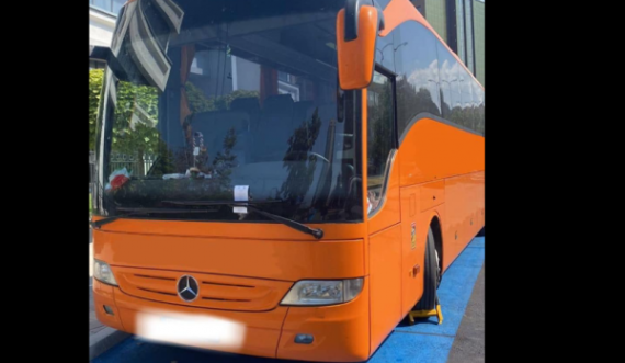 Gjobitet një autobus i Trafikut Urban në Prishtinë, u parkua tek hapësira për persona me nevoja të veçanta