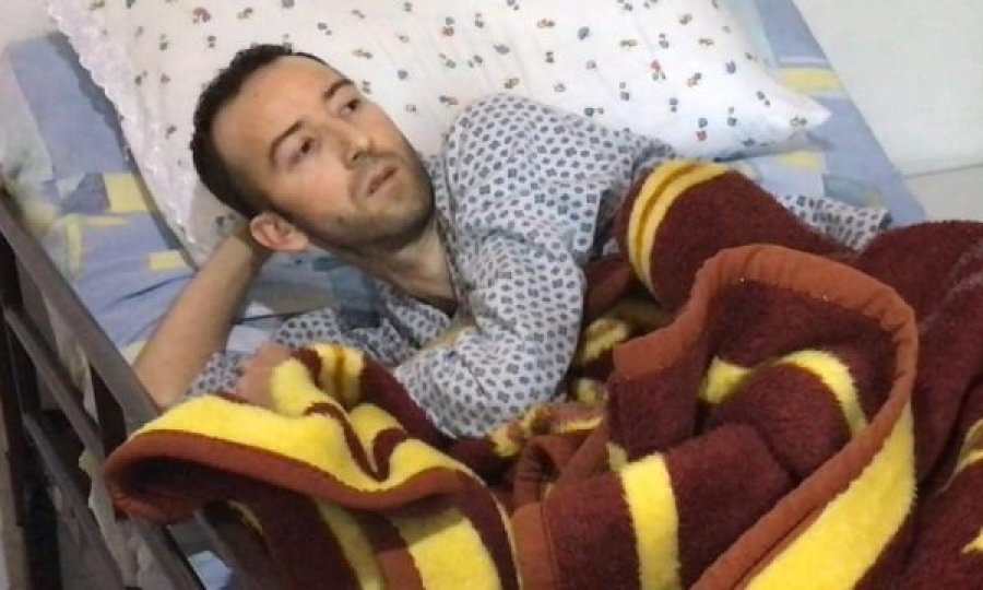 Prej 3 vitesh i paralizuar, 32-vjeçari nga Fieri apelon për ndihmë nga shqiptarët për të kryer operacionin