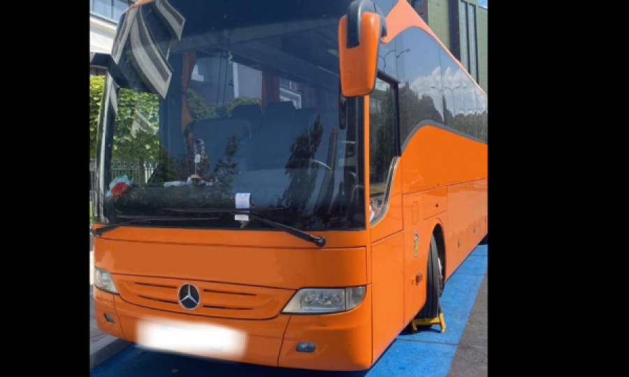 Gjobitet një autobus i Trafikut Urban në Prishtinë, u parkua tek hapësira për persona me nevoja të veçanta