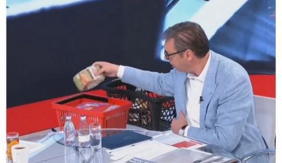 Vuçiq paraqitet me një shportë ushqimesh në duar