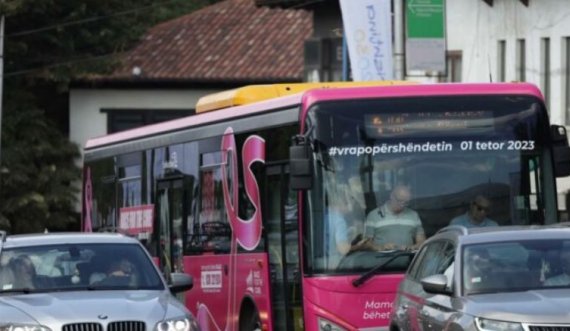 Në mbështetje të fushatës ndaj kancerit autobusi rozë nis qarkullimin në kryeqytet