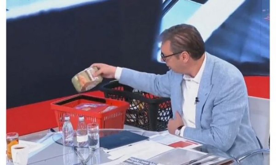 Vuçiq paraqitet me një shportë ushqimesh në duar