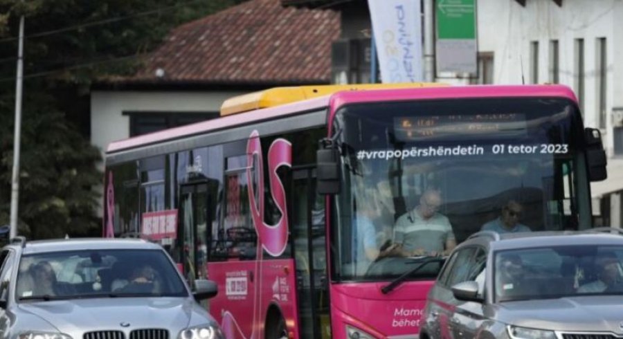 Në mbështetje të fushatës ndaj kancerit autobusi rozë nis qarkullimin në kryeqytet