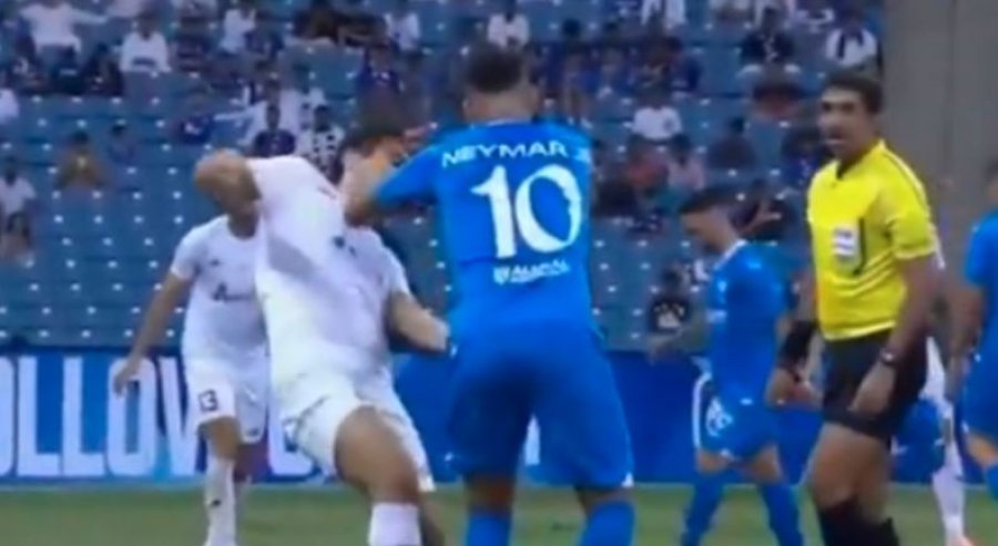 Neymar humb kontrollin, rrëzon përtokë kundërshtarin