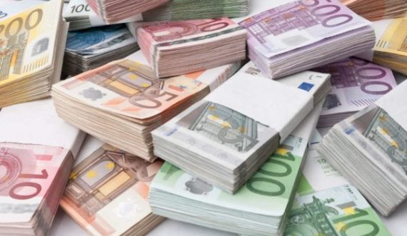 Banka i kalon gabimisht 10 milionë euro, i riu niset të blejë makinën e ëndrrave, por e ndalon nëna