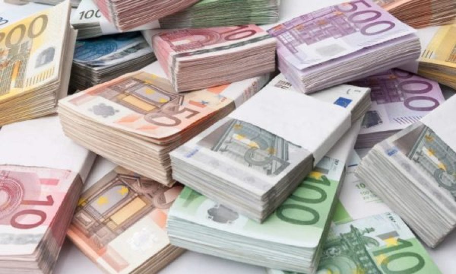 Banka i kalon gabimisht 10 milionë euro, i riu niset të blejë makinën e ëndrrave, por e ndalon nëna