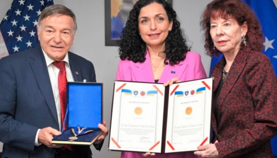 Ish-kongresisti Joe dhe aktivistja Shirley DioGuardi dekorohen me 'Urdhrin e Lirisë' nga Osmani