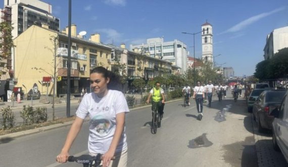 Qytetarët me biçikleta e trotinetë e shfrytëzojnë sheshin deri te rrethi i Flamurit