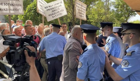 Protestuesit  tentojnë të futen në objektin e KEK-ut, përleshen me Policinë