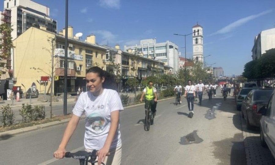 Qytetarët me biçikleta e trotinetë e shfrytëzojnë sheshin deri te rrethi i Flamurit