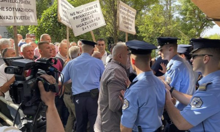Protestuesit  tentojnë të futen në objektin e KEK-ut, përleshen me Policinë