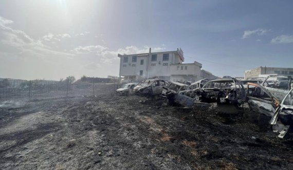 Suharekë: Zjarr në një autoservis, digjen disa vetura