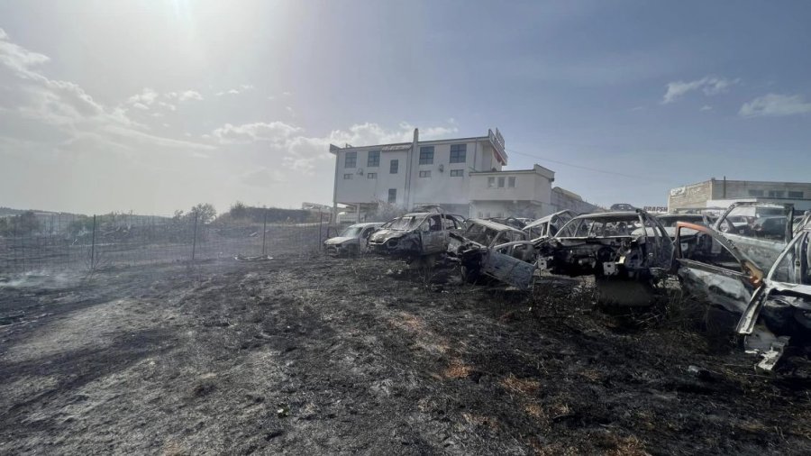 Suharekë: Zjarr në një autoservis, digjen disa vetura