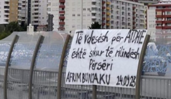 Në Prishtinë vendoset një baner për policin e vrarë: Të vdesësh për atdhe është sikur të rilindësh përsëri