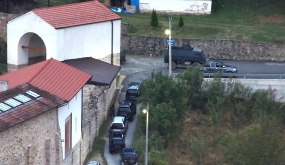 Shikoni disa fotografi nga manastiri i Banjskës ku po qëndrojnë persona të armatosur