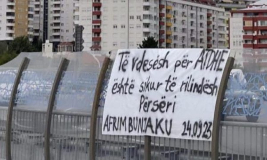 Në Prishtinë vendoset një baner për policin e vrarë: Të vdesësh për atdhe është sikur të rilindësh përsëri