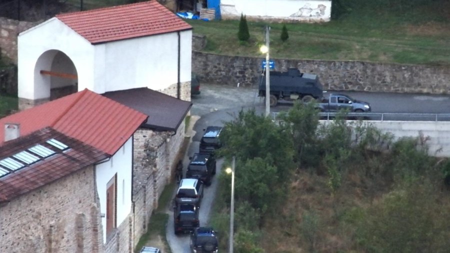 Shikoni disa fotografi nga manastiri i Banjskës ku po qëndrojnë persona të armatosur