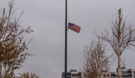 Ambasada Amerikane në Prishtinë e ul flamurin në gjysmështizë