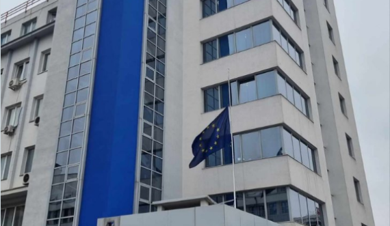 Edhe Zyra e BE’së në Kosovë ul flamurin në gjysmështizë në nderim të policit Afrim Bunjaku